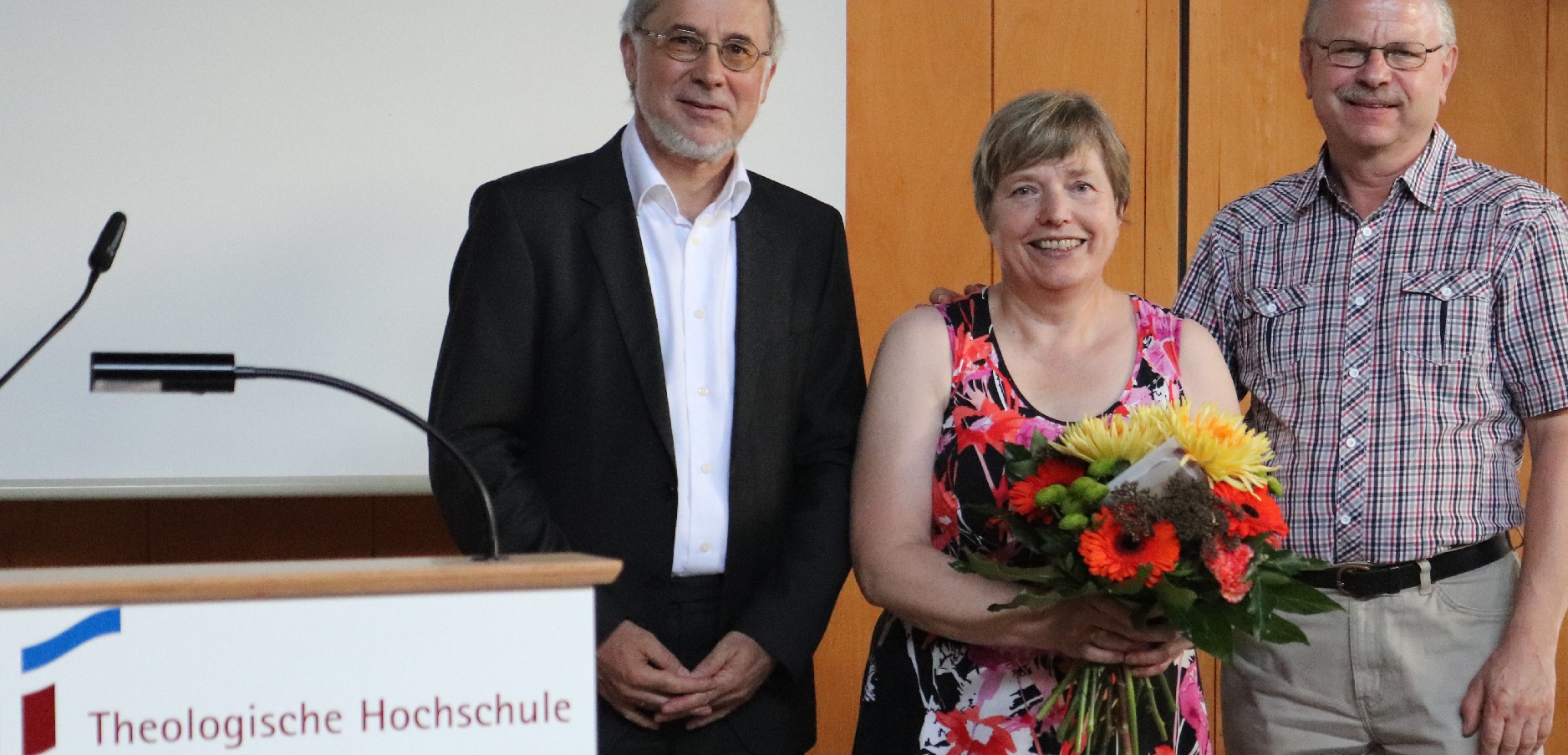 Ehepaar Küchler mit Prof. Dr. Roland Gebauer beim Dienstjubiläum