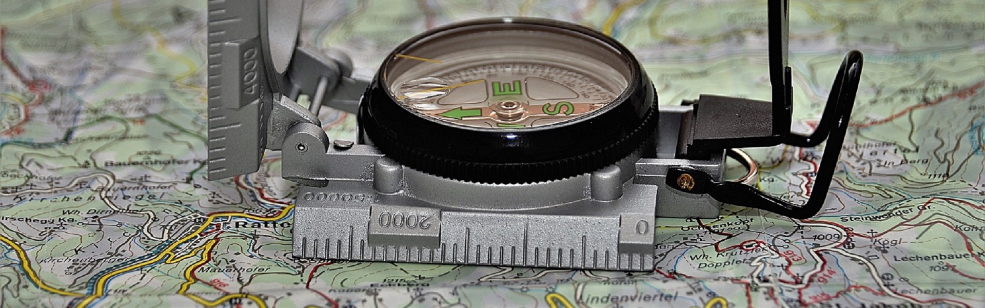 Kompass auf einer Landkarte